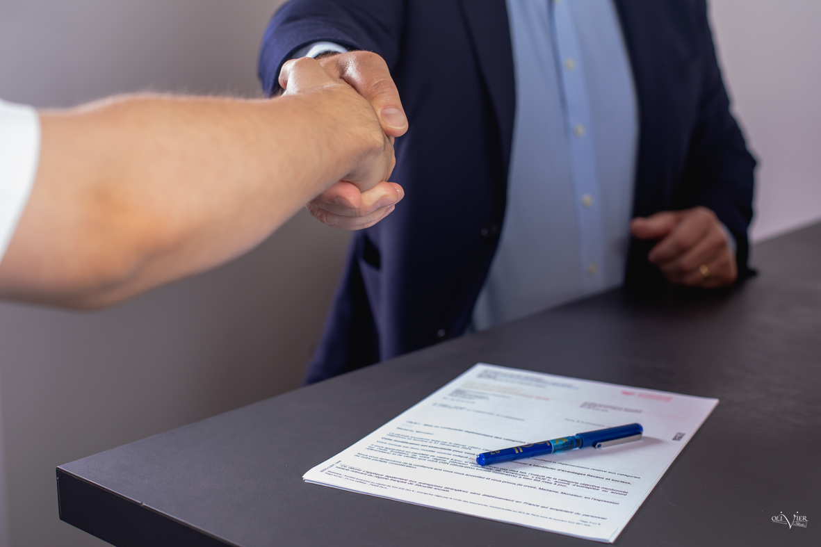 Poignée de main lors de la signature d'un contrat